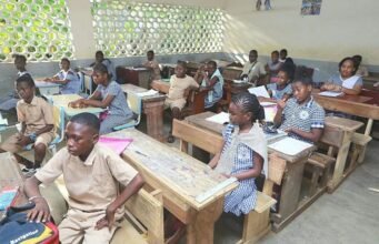 Résultats CEPE 2026 Côte d’Ivoire : comment voir son résultat en ligne ? Résultats CEPE 2026 Côte d'Ivoire – élèves et parents consultant les résultats en ligne
