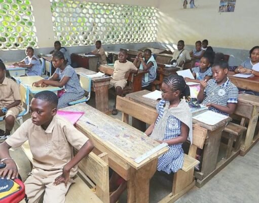 Résultats CEPE 2026 Côte d’Ivoire : comment voir son résultat en ligne ? Résultats CEPE 2026 Côte d'Ivoire – élèves et parents consultant les résultats en ligne