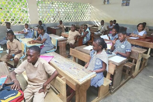 Résultats CEPE 2026 Côte d'Ivoire – élèves et parents consultant les résultats en ligne Résultats CEPE 2026 Côte d'Ivoire – élèves et parents consultant les résultats en ligne