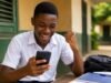 Comment consulter les résultats du BEPC 2026 en ligne en Côte d’Ivoire ? Candidat consultant les résultats du BEPC 2026 en ligne sur son téléphone portable